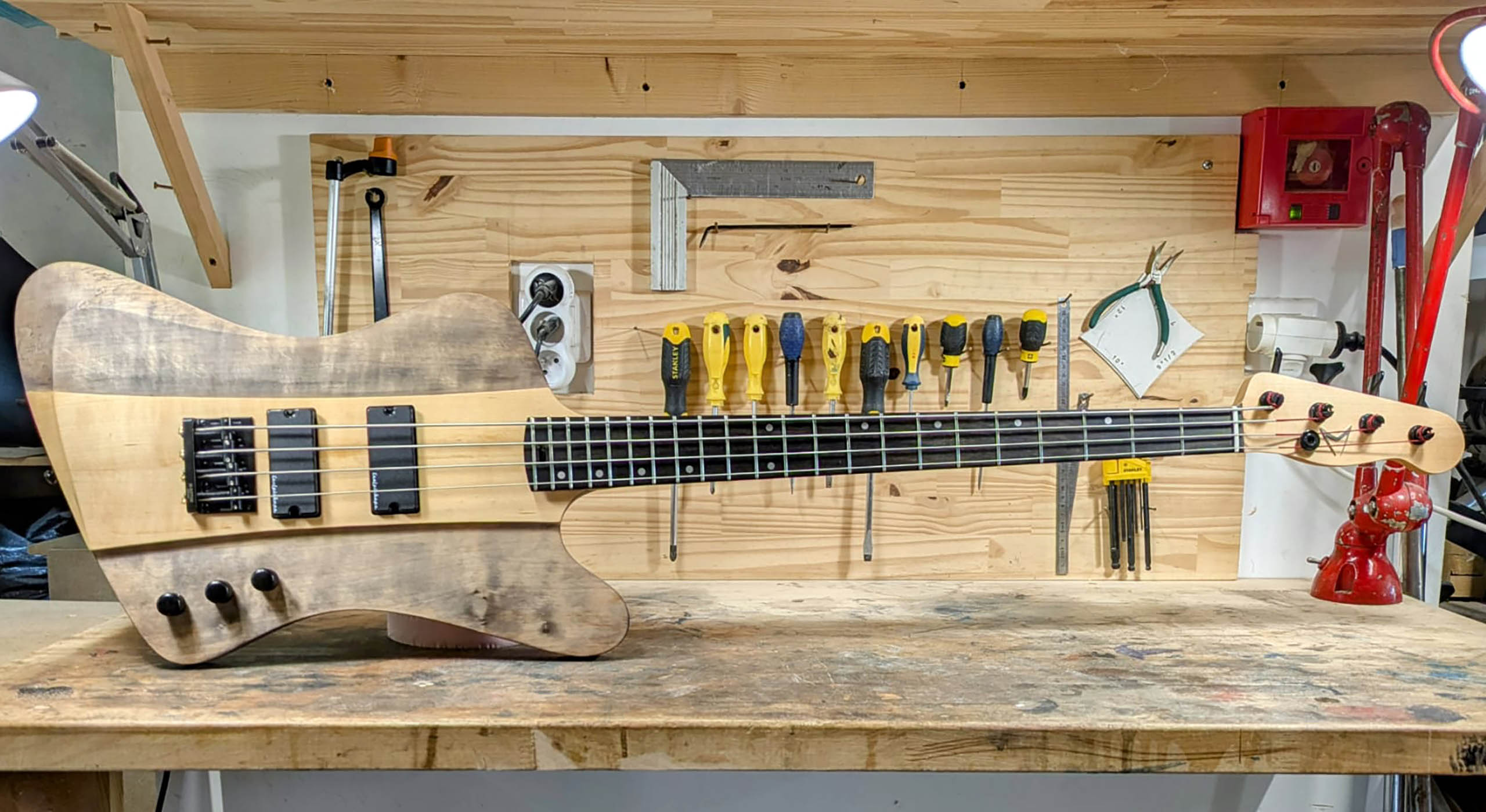 Stage de lutherie Florent Firebirdbass face1